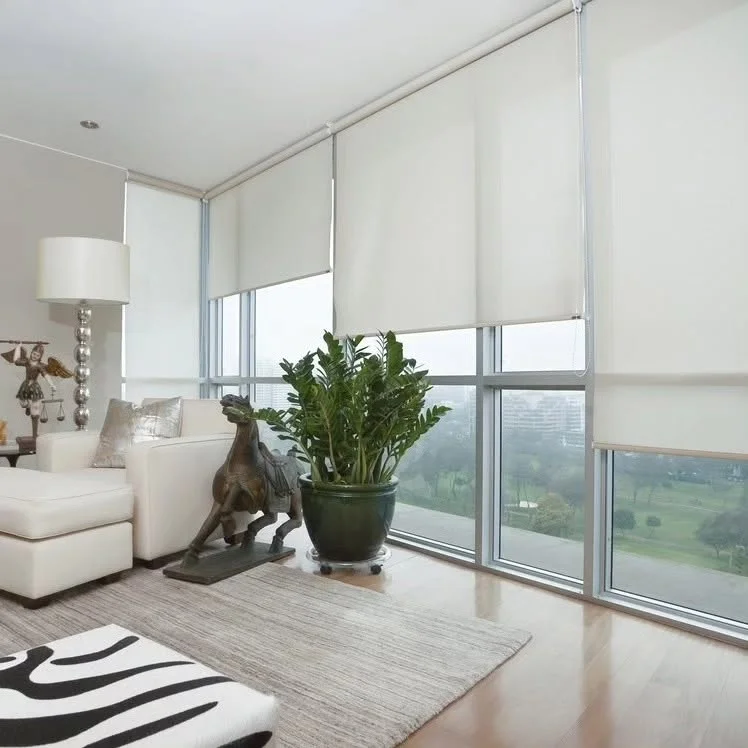 Espacio residencial moderno con iluminación natural filtrada
